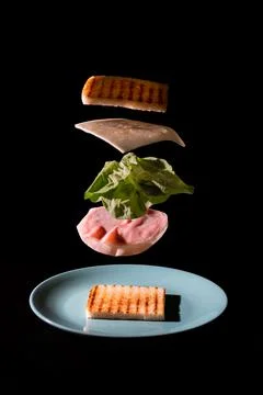 Construction of a sandwich, with a slice of bread on a plate Foto stock