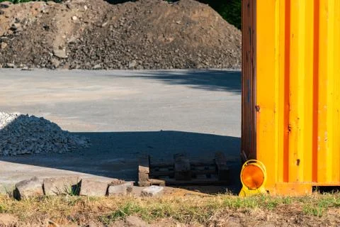Construction side with pallet, lamp, container and a pile of gravel Foto stock