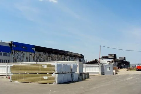 Construction site after warehouse fire, burnt structures. Storage sandwich .. Stock-Fotos