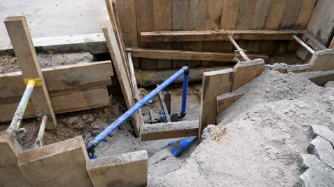 Construction site and pipe laying in the city center Vidéo 300221741