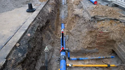 Construction site and pipe laying in the city center Vidéo 300222867