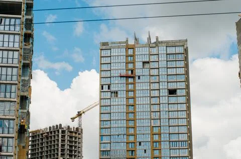 Construction site background. Hoisting cranes and new multi-storey buildings. Foto stock