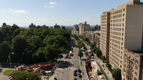 Construction site on a boulevard beside Prospect Park Brooklyn Vídeos de archivo 115053442
