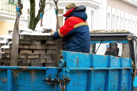 Construction site in the city in winter. Workers work at the facility in th.. Stock-Fotos