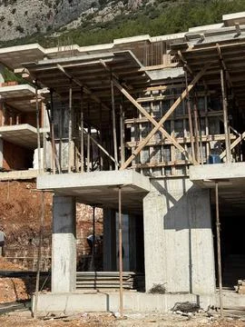 Construction site of a concrete building in progress with metal scaffolding.. 库存照片