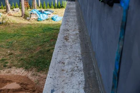 Construction Site with Concrete Ledge and Scattered Materials 库存照片