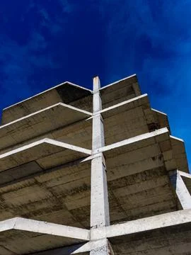 Construction site with concrete structure against blue sky during daytime Фото