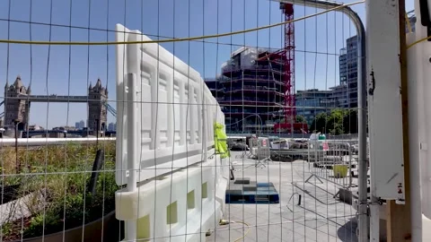 Construction site with a crane and security fence overlooking Tower Bridge and 库存影片 336212075