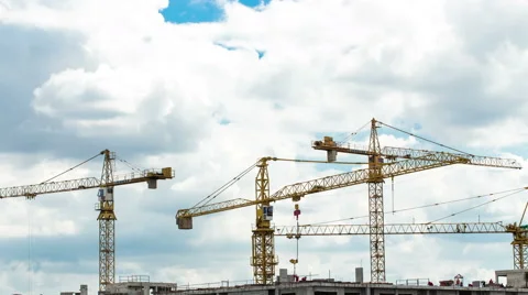 Construction site with cranes and blue sky background with downward movement. Vídeos de archivo 47757997