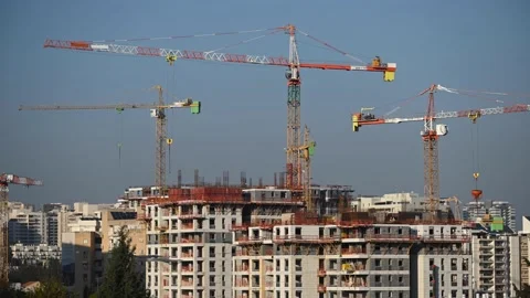 Construction site with cranes and workers from a distance - Time-lapse 스톡 동영상 131127723
