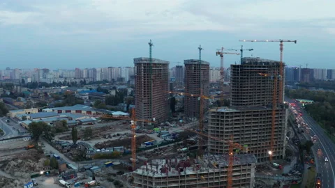Construction site with cranes at sunset. Construction of an apartment building. Vídeo Stock 142631837