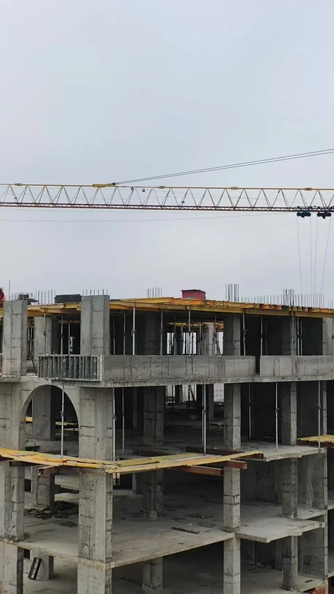 Construction site development with crane and workers building apartment com.. Vídeos de archivo 337633553