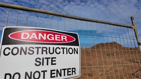 Construction Site – 'Do Not Enter' sign fluttering in the wind on a wire fence Vídeos de archivo 309257394