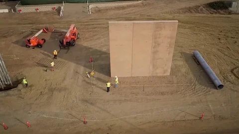 Construction site of eight different border wall prototypes taking shape - 2017 Vídeos de archivo 84693291