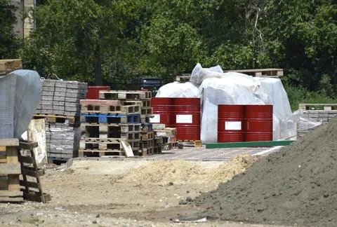 Construction site with empty pallets and stacks of paving slabs Foto stock