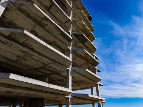 Construction site features a concrete building structure under a blue sky with 库存照片