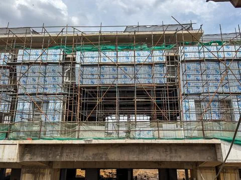 Construction site featuring partially built transport hub under clear dayti.. 스톡 사진