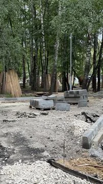 Construction site in forested area with stacks of paving stones and gravel .. Foto stock