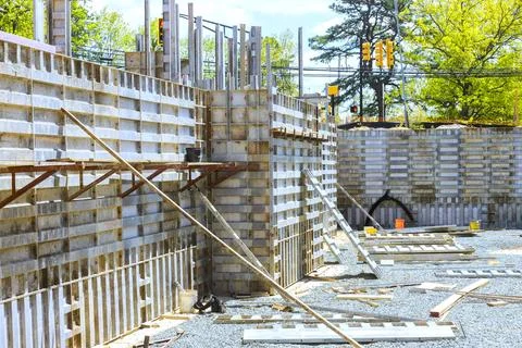 Construction site foundations being built for new structure in city 库存照片
