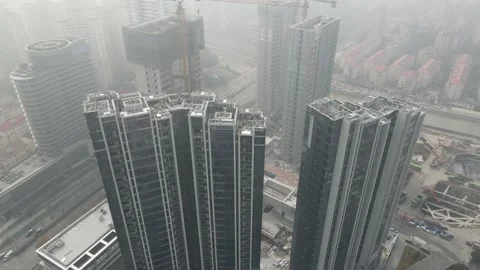 Construction site in heavy haze air pollution, downtown city building in fog Vídeos de archivo 145449031