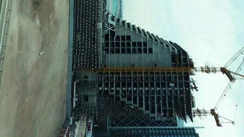 Construction site of a huge building in Abu Dhabi - vertical day to night Vídeos de archivo 263908047