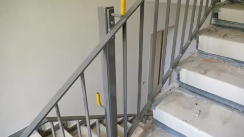Construction site - installing a bannister rail Vidéo 248781075