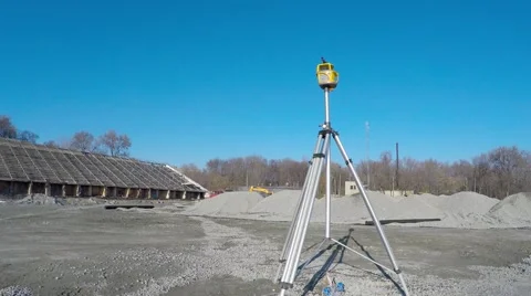 At the construction site is a laser level. 库存影片 58578910