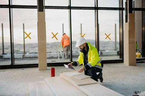 Construction site manager using digital tablet to inspect building progress. 스톡 사진