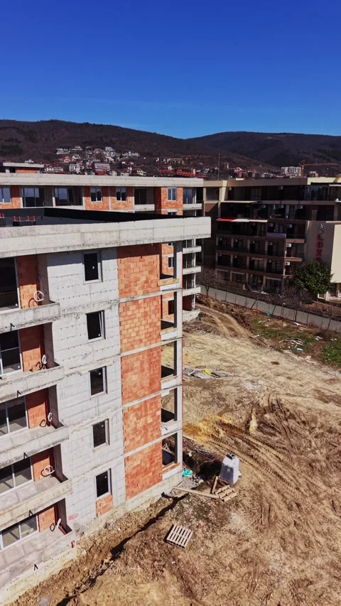 Construction site of a modern apartment building with scaffolding Vídeos de archivo 338187606