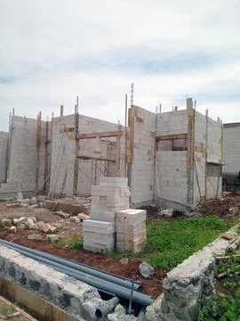 Construction site of modern house using white bricks Foto stock