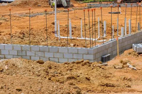 On a construction site at the moment, there is a stack of cement blocks that are Foto stock