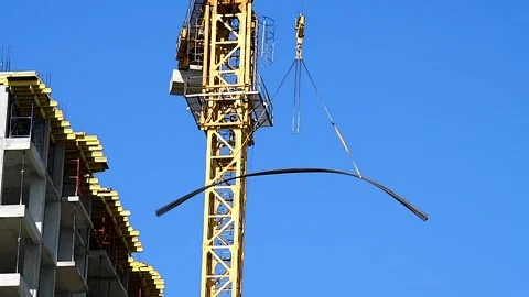 The construction site of a multi-storey building in an urban environment. Vidéo 331205905