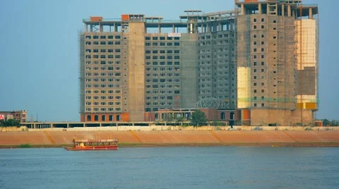 Construction site overlooking the water in cambodia 库存影片 44695253