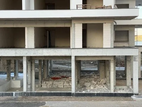 Construction site of a partially built structure with exposed concrete and .. 库存照片