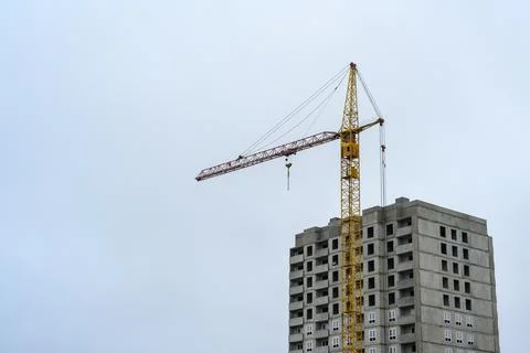 Construction site showcases crane lifting materials at urban building Foto stock