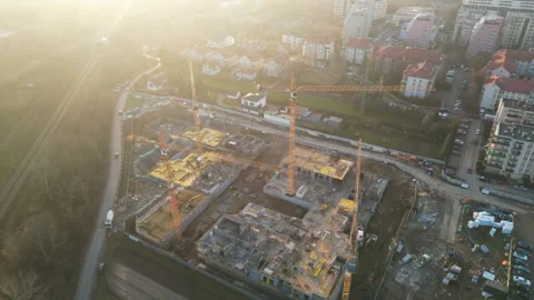 Construction site showcasing cranes and ongoing building activities 库存影片 335885714