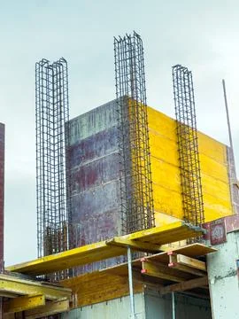 Construction site shows concrete forms and rebar in progress of high-rise b.. Fotos de archivo