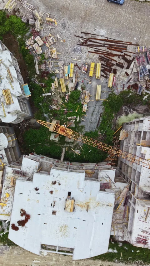 Construction site shows multi-storey building being built with materials and Vídeos de archivo 337907004