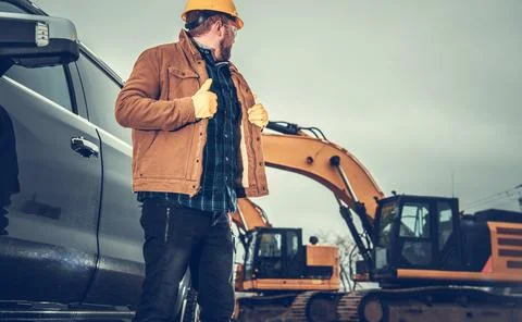 Construction Site Supervisor Checking on Heavy Ground Equipment Foto stock