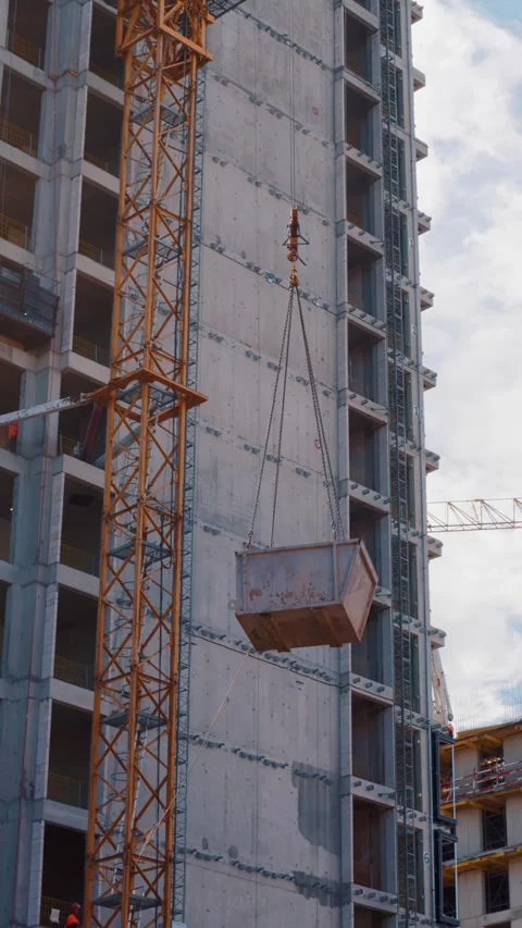 Construction site with tower crane lifting materials Vídeos de archivo 318090514