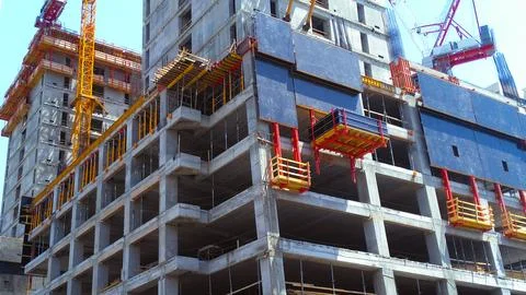 A construction site where a skyscraper is being built with cranes. Foto stock