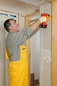 Construction site, worker installing gypsum board Stockfoto's