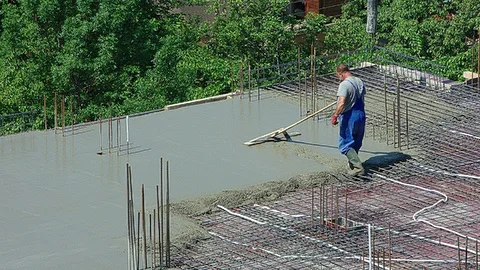Construction site worker leveling fresh cement Stock Footage 88906004