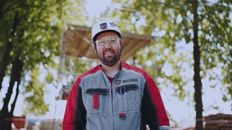 A construction site worker looks into the camera Stock Footage 199324122