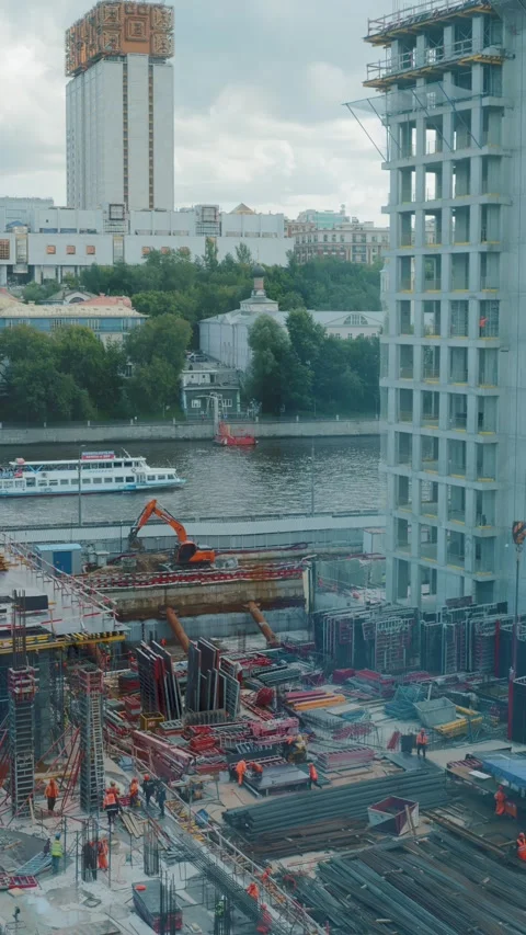 Construction site with workers cranes and unfinished high rise building near Vídeos de archivo 318090544