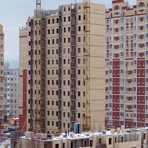 Construction site with workers of high-rise houses of brick, 4K time lapse Stock-Footage 69713113