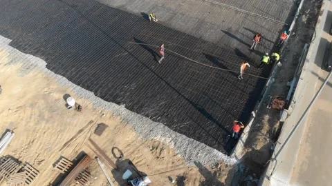 Construction sites and workers under construction, mixers and excavators, steel Vídeo Stock 142883437