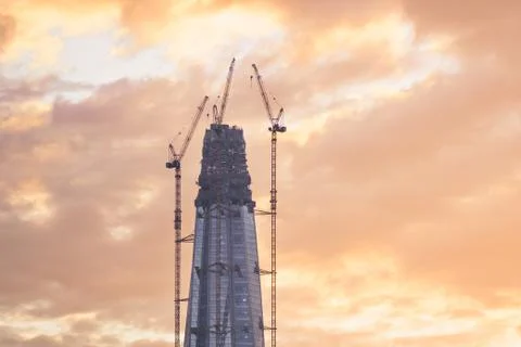 Construction of the skyscraper against the sky at sunset. Stock-Fotos