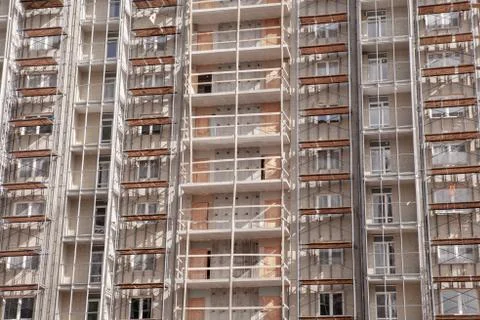 Construction of a skyscraper from metal-concrete elements, close-up 库存照片