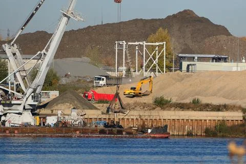 Construction structures on the banks of the river. Stock-Fotos